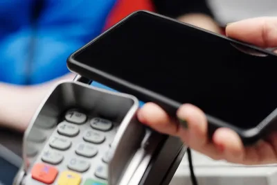 Kontaktlose Zahlung mit dem Smartphone an einem Kartenterminal