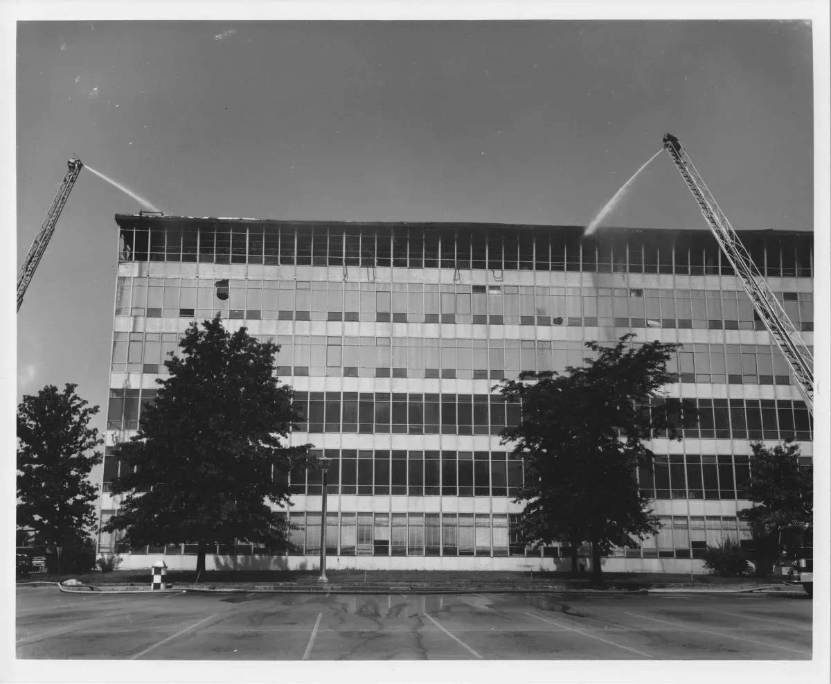 Feuerwehrleute löschen 1973 das brennende Archivgebäude des National Personnel Records Center in St. Louis